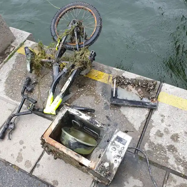Bike and microwave recovered from the Danube on the quay by the Reichsbrücke